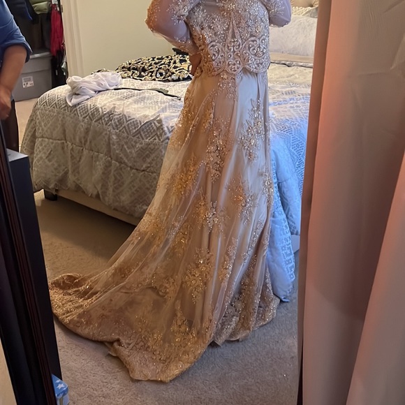 Pakistani Long outfit with a Trail. Size Medium - Picture 4 of 8